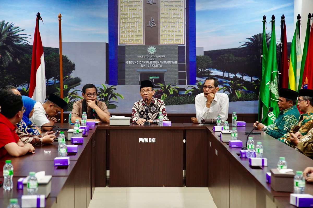MarimarDoang's tweet photo. Cagub DKI Mas @pramonoanung diterima jajaran pimpinan Ketua PW Muhammadiyah DKI Jakarta yang diketuai Akhmad Abubakar di Kantor Pimpinan Wilayah Muhammadiyah DKI Jakarta, Kramat, Senen, Jakarta Pusat #JakartaMenyala https://t.co/xb7hRS4jZz
