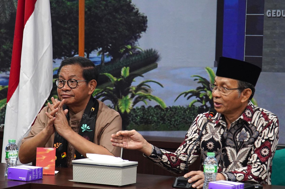MarimarDoang's tweet photo. Cagub DKI Mas @pramonoanung diterima jajaran pimpinan Ketua PW Muhammadiyah DKI Jakarta yang diketuai Akhmad Abubakar di Kantor Pimpinan Wilayah Muhammadiyah DKI Jakarta, Kramat, Senen, Jakarta Pusat #JakartaMenyala https://t.co/xb7hRS4jZz