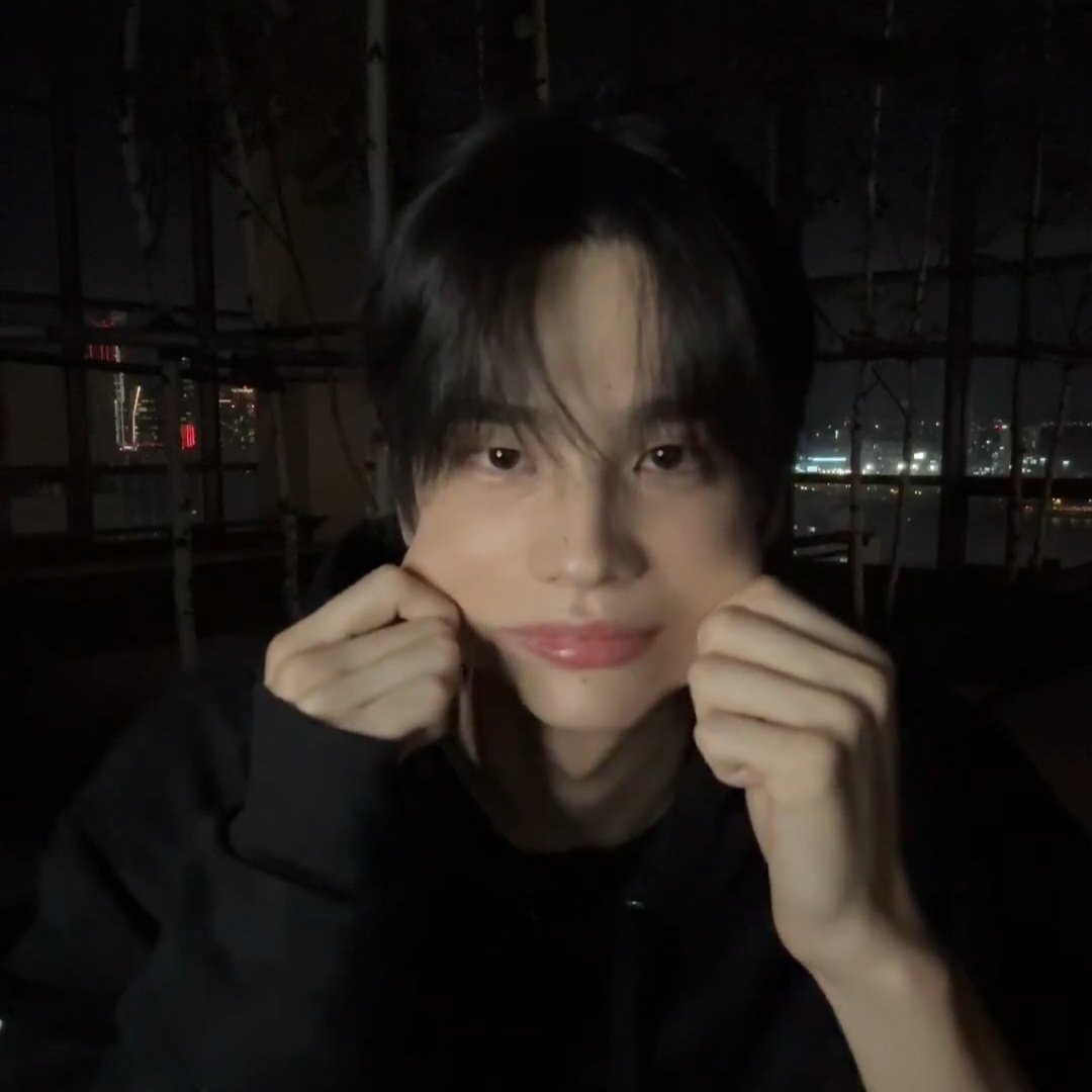 OH_MY_1107's tweet photo. 무슨 악마랑 계약을 한 걸까 https://t.co/mvJgJMFn8T
