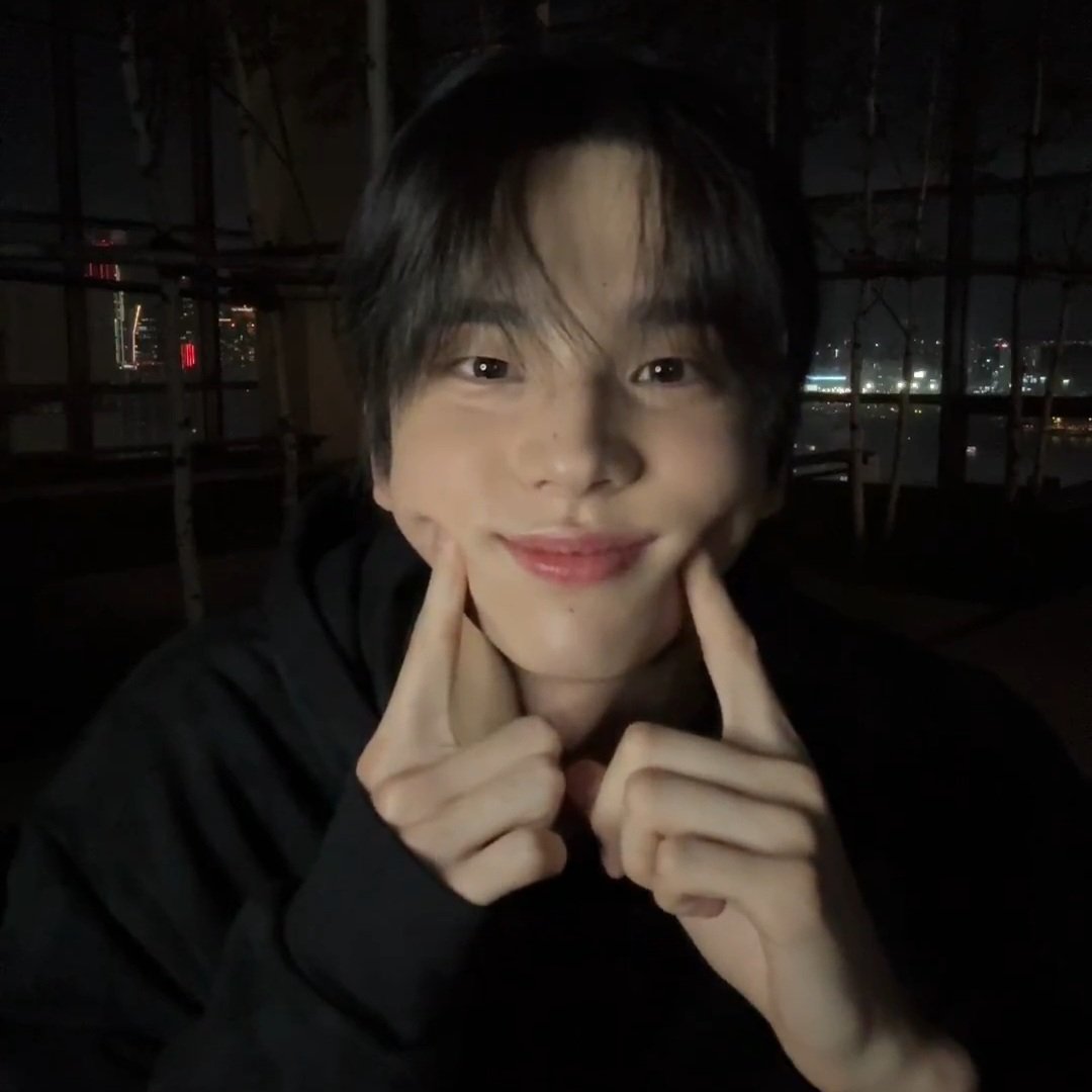OH_MY_1107's tweet photo. 무슨 악마랑 계약을 한 걸까 https://t.co/mvJgJMFn8T