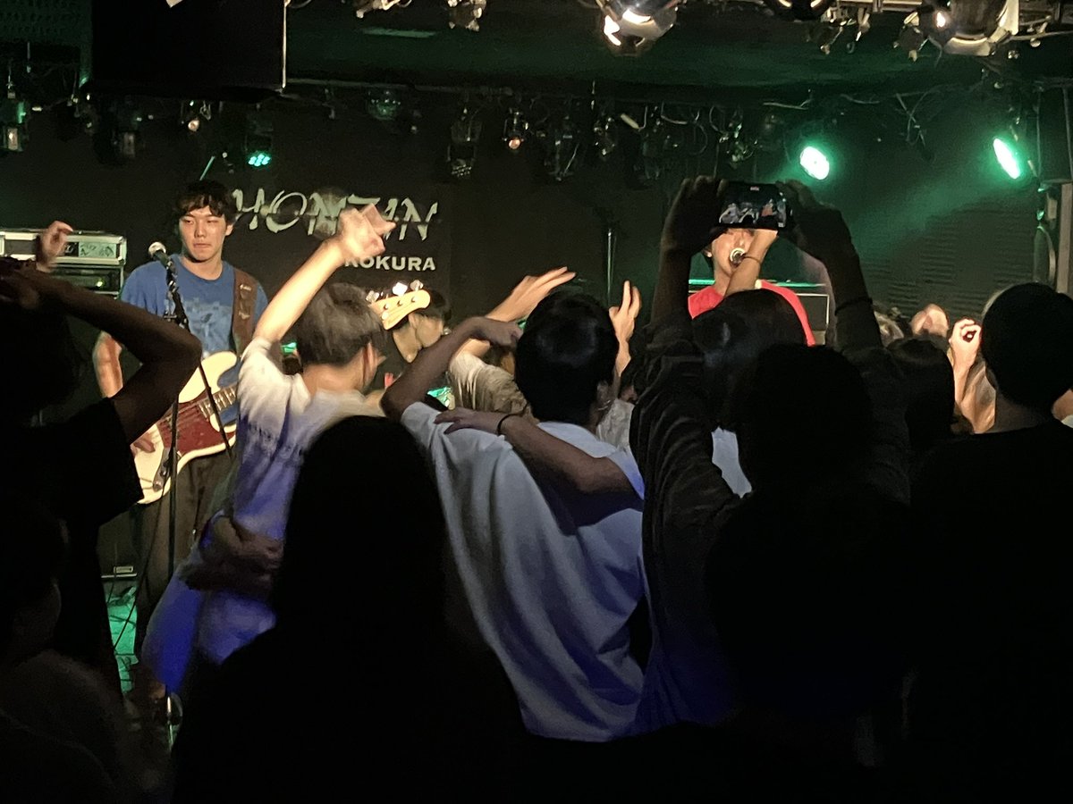 大学生は盛り上がるのだ！
盛り上がるのが大学生なのだ！
あさ10時から16バンド！
持久力もあるんだねぇ〜
おいちゃんたちはもうバテバテよ…