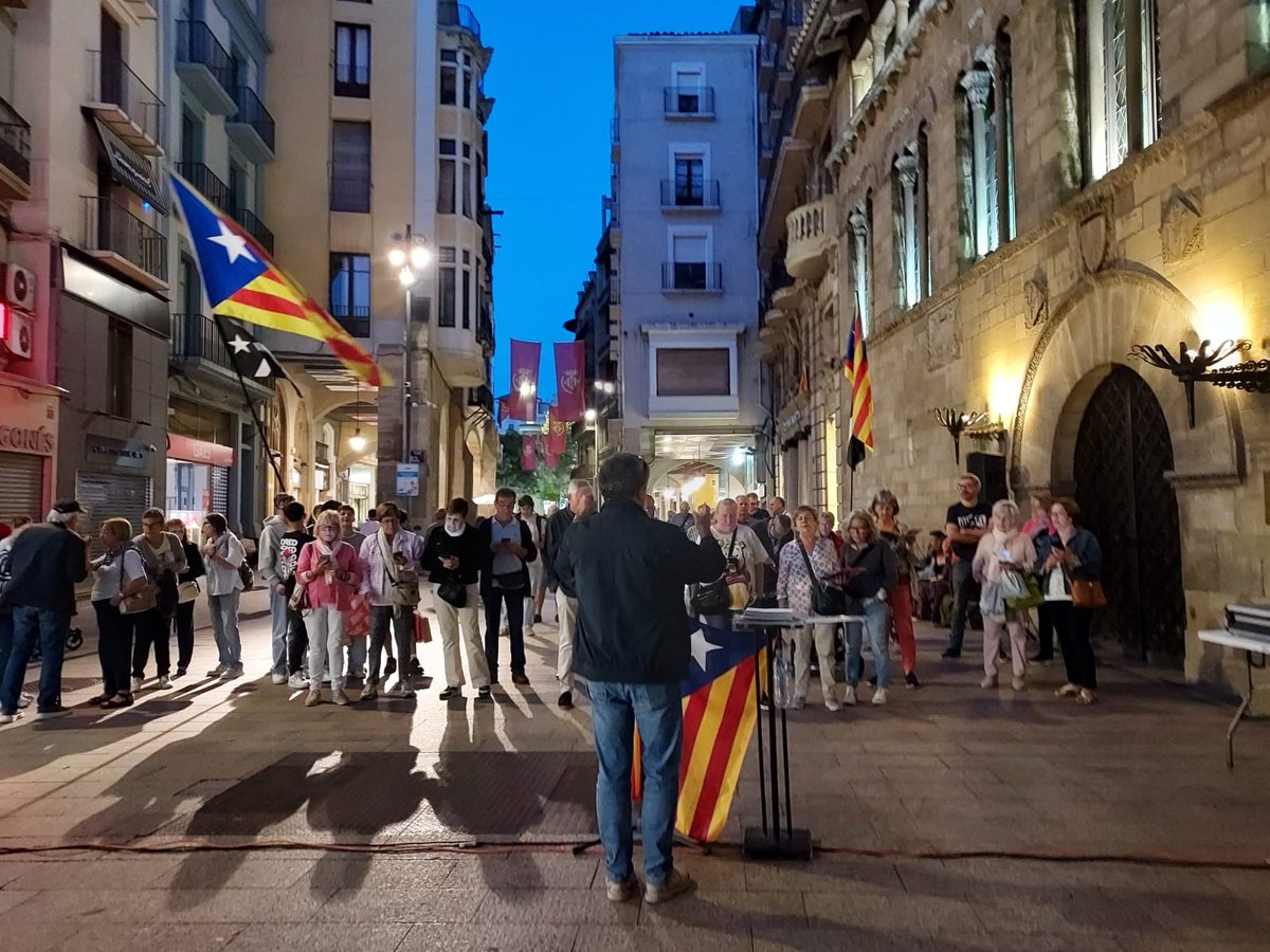 L'Emèrit mai no va jurar la Constitució però <a href="/toni_comin/">Toni Comín</a> ho ha de fer per ser eurodiputat  Comin té milers vde vots darrere, el Borbó cap. La democràcia plena.
<a href="/CorPaeria/">Cor Plaça Paeria</a> 
Tornem el 7-O.