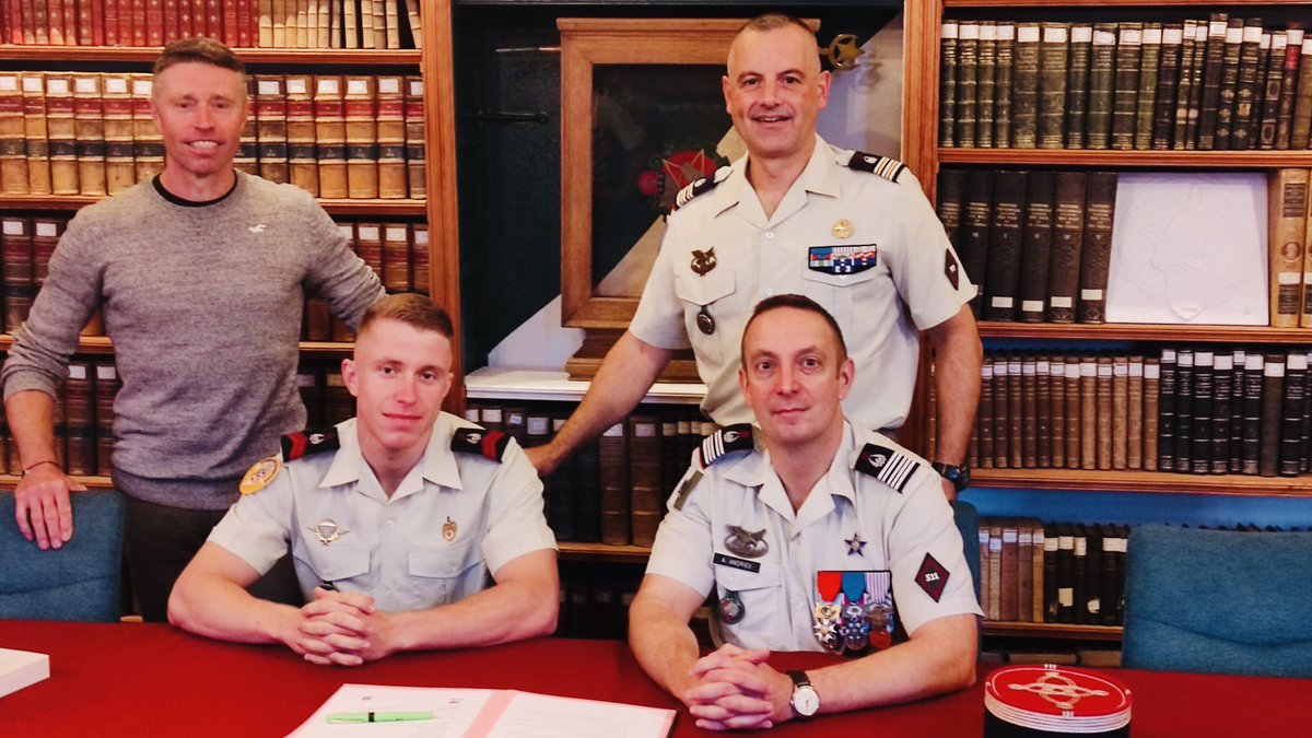 511eRTofficiel's tweet image. Le régiment accueillait hier son 2e parrain de l’#arméedeschampions, Lucas Colin, qui a débuté sa carrière au régiment, champion d’Europe et vice-champion du monde de parachutisme freestyle. 

#BrigadeLOG #511eRT  #régimentdebourgogne #passetoujours  #CALT #Bourgogne #armeezne