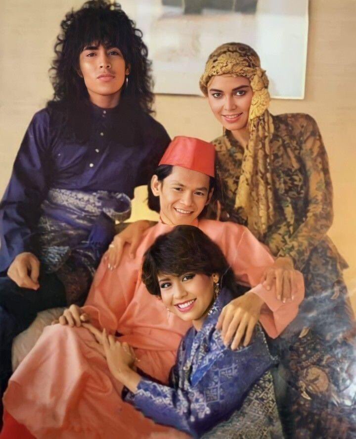 sudirman_arshad's tweet photo. Sudirman Hj Arshad dan pasukannya sememangnya lagenda Malaysia dalam dunia hiburan. Bakat mereka masih terserlah, terpancar di hati masa.🌟🎤

#SudirmanHjArshad #MalaysianLegends #EntertainmentIcons https://t.co/s0hcN072uy