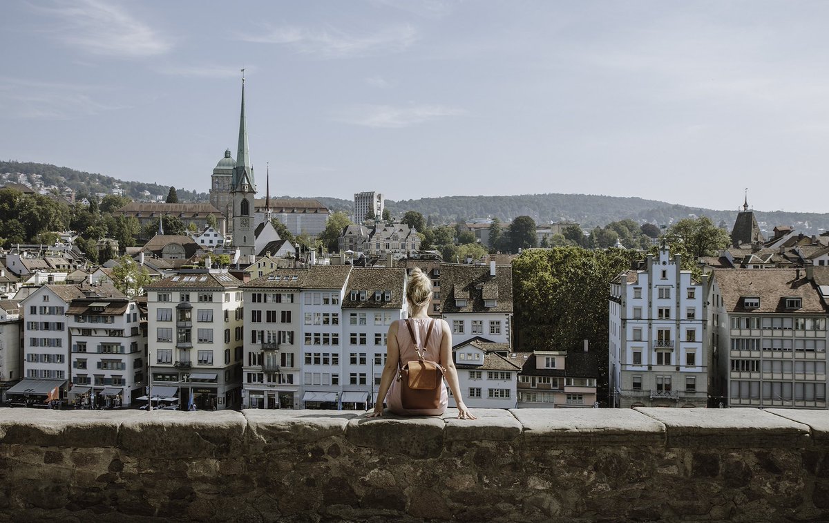 Zürich, hometown of the world championship cycling this weekend.

A marvellous city to explore, to wander, to enjoy! Read all about it in our article.

alongcameanelephant.com/switzerland-ho…