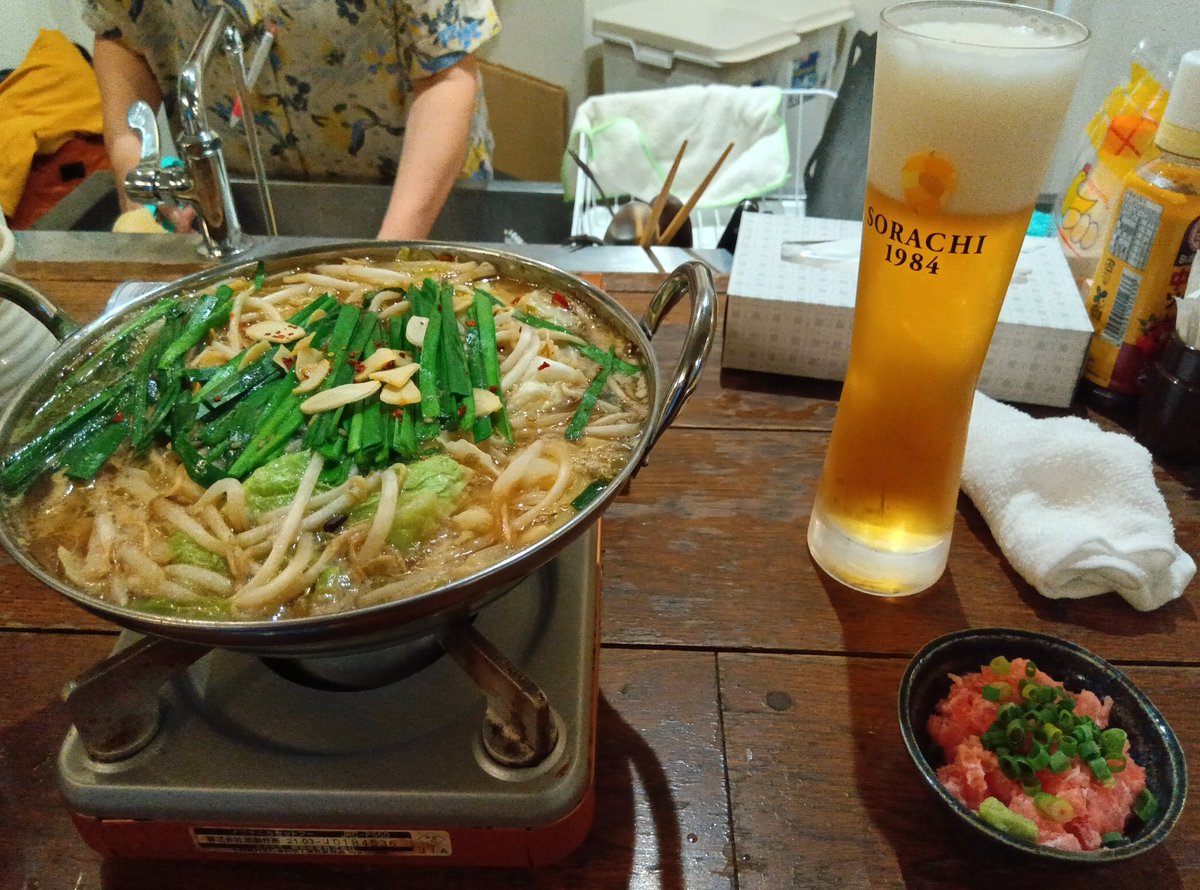 meshibekun's tweet photo. 甲府のtumamiさんでモツ鍋(しょうゆ)。
いつも味噌だったけどしょうゆも美味い!
マスターおすすめのうずら麻婆も美味い!
飲み放題にしてほどよく酔わせていただきました。
また来まーす!
#tumami
#モツ鍋 https://t.co/D6HGq0HuVa