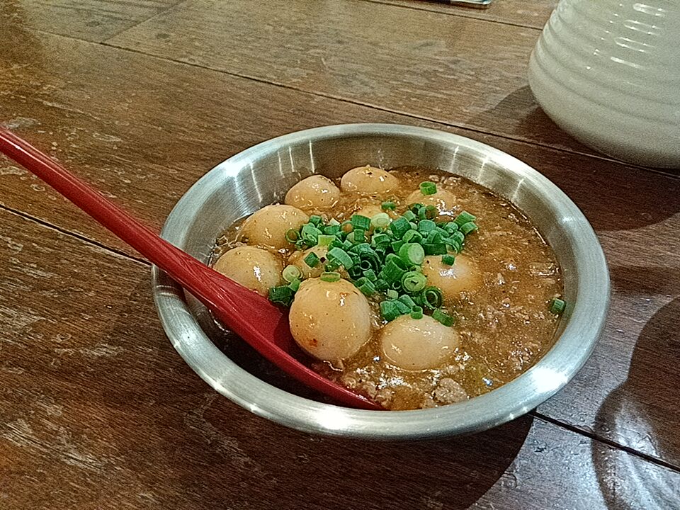 meshibekun's tweet photo. 甲府のtumamiさんでモツ鍋(しょうゆ)。
いつも味噌だったけどしょうゆも美味い!
マスターおすすめのうずら麻婆も美味い!
飲み放題にしてほどよく酔わせていただきました。
また来まーす!
#tumami
#モツ鍋 https://t.co/D6HGq0HuVa