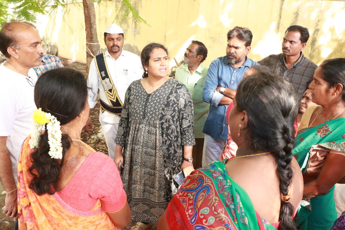 MCTTirupati's tweet photo. రాయలచెరువు రోడ్డు లోని రైతు బజారు వద్ద రోడ్లపై వ్యాపారం చేస్తూ వాహనాల రాకపోకలకు ఇబ్బందులు కల్పిస్తున్న వ్యాపారులతో మాట్లాడుతున్న నగరపాలక సంస్థ కమిషనర్ ఎన్.మౌర్య ఐఏఎస్. 

#Tirupati #MCT #TirupatiSmartCity #tsccl #RaithuBazaar https://t.co/oyWZPUPgkM