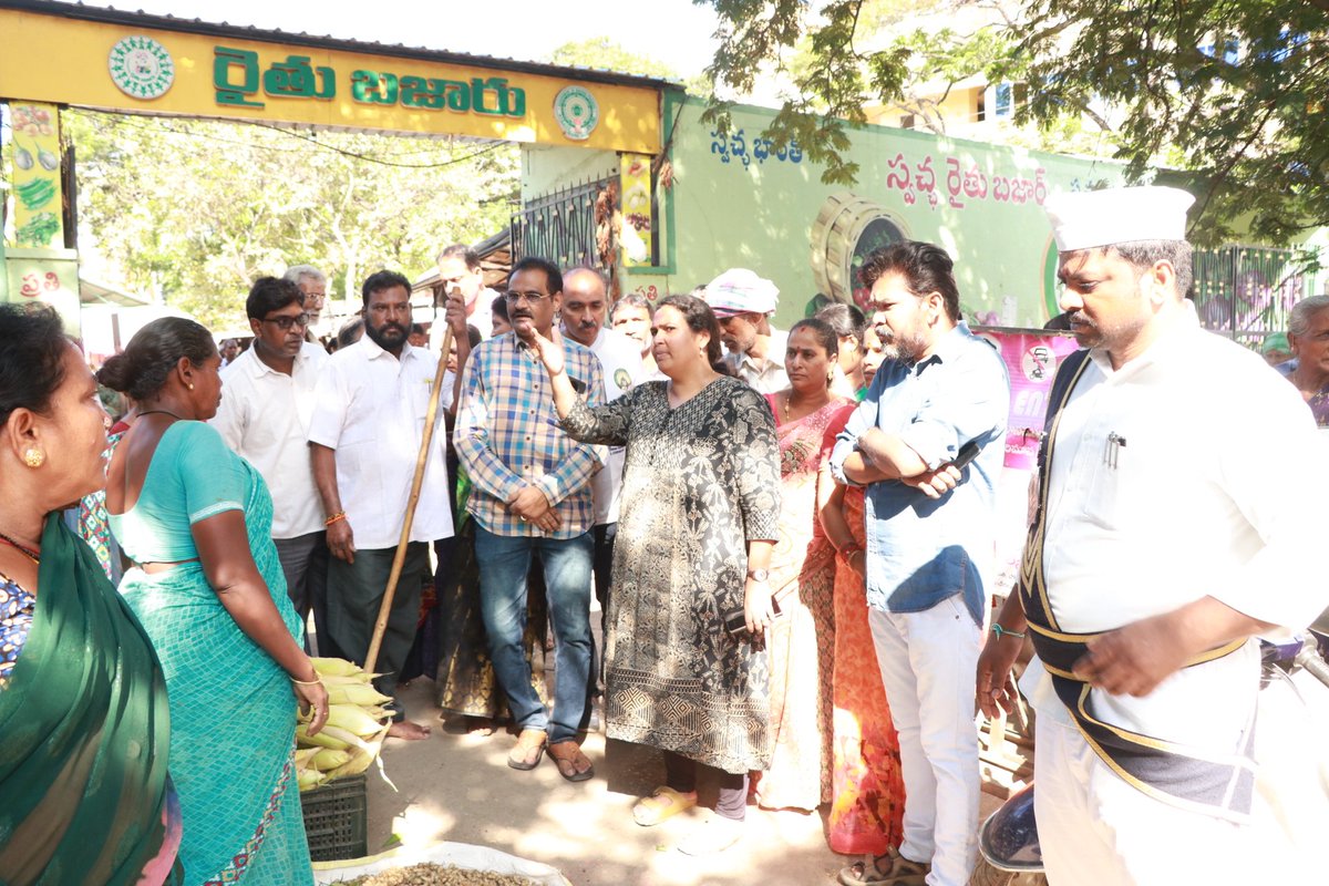 MCTTirupati's tweet photo. రాయలచెరువు రోడ్డు లోని రైతు బజారు వద్ద రోడ్లపై వ్యాపారం చేస్తూ వాహనాల రాకపోకలకు ఇబ్బందులు కల్పిస్తున్న వ్యాపారులతో మాట్లాడుతున్న నగరపాలక సంస్థ కమిషనర్ ఎన్.మౌర్య ఐఏఎస్. 

#Tirupati #MCT #TirupatiSmartCity #tsccl #RaithuBazaar https://t.co/oyWZPUPgkM