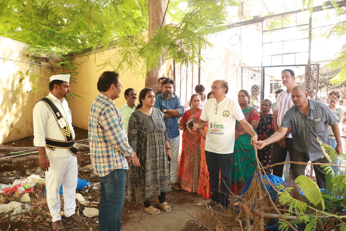 MCTTirupati's tweet photo. రాయలచెరువు రోడ్డు లోని రైతు బజారు వద్ద రోడ్లపై వ్యాపారం చేస్తూ వాహనాల రాకపోకలకు ఇబ్బందులు కల్పిస్తున్న వ్యాపారులతో మాట్లాడుతున్న నగరపాలక సంస్థ కమిషనర్ ఎన్.మౌర్య ఐఏఎస్. 

#Tirupati #MCT #TirupatiSmartCity #tsccl #RaithuBazaar https://t.co/oyWZPUPgkM