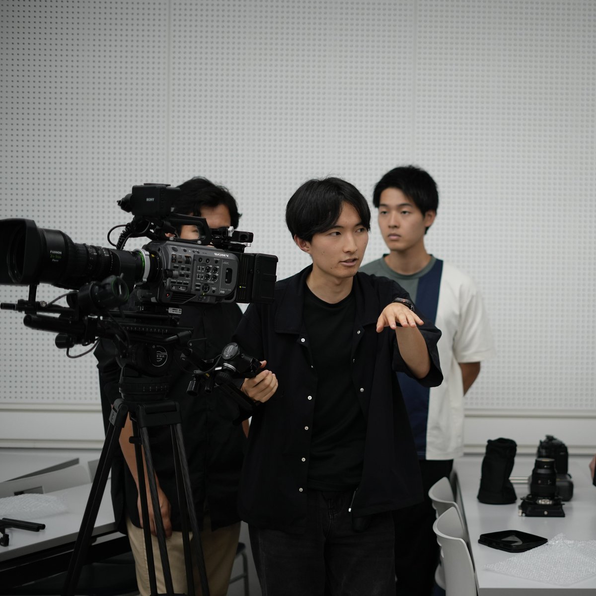 kougei_vp2019's tweet photo. ▼▽ 撮影技術勉強会▽▼

中野祭のステージ収録に向けて勉強会を行いました！

プロのLIVE現場で活躍されている先輩からカメラワークなどを基礎から教えていただきました！！

🎥FX6,FX9,BURANOなどのカメラを使用し、本格的な撮影を行う予定です！

#TPU映像制作サークル
#東京工芸大学 
#映像制作 https://t.co/mP15IFlXx0