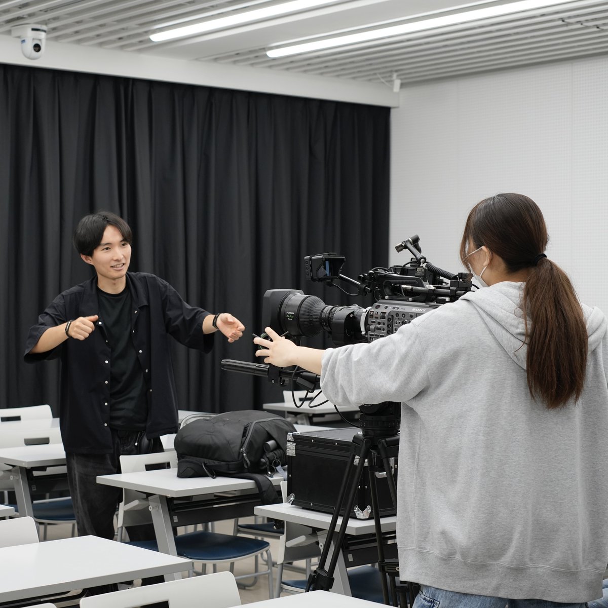kougei_vp2019's tweet photo. ▼▽ 撮影技術勉強会▽▼

中野祭のステージ収録に向けて勉強会を行いました！

プロのLIVE現場で活躍されている先輩からカメラワークなどを基礎から教えていただきました！！

🎥FX6,FX9,BURANOなどのカメラを使用し、本格的な撮影を行う予定です！

#TPU映像制作サークル
#東京工芸大学 
#映像制作 https://t.co/mP15IFlXx0