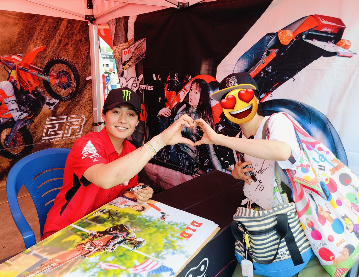 manamiOHC's tweet photo. 全日本MX観戦楽しかった〜！
下田丈さんにサインもらえました😭 https://t.co/Ddk6XeQKwM