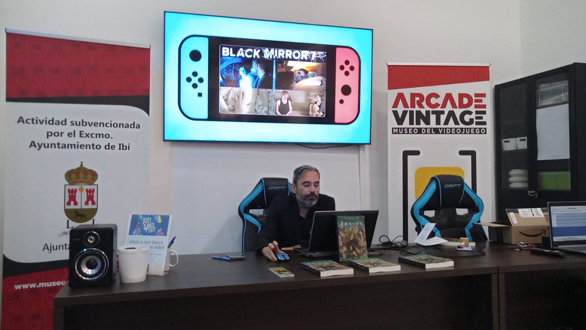 🇪🇸 Pablo Forcén Soler 🇪🇸 (@pabloforcen) on Twitter photo <a href="/salva_mellado/">Salvador Mellado</a>, uno de los socios de <a href="/ArcadeVintageOr/">Asociación Arcade Vintage Origins</a> presentando su última novela, Sosias, relacionada con la IA y los videojuegos en el <a href="/Arcade_Vintage/">Museo Arcade Vintage</a>. ¡Menudo fiera amigo! Podéis comprar vuestro ejemplar de Sosias en amzn.eu/d/642togf <a href="/salva_mellado/">Salvador Mellado</a>, uno de los socios de <a href="/ArcadeVintageOr/">Asociación Arcade Vintage Origins</a> presentando su última novela, Sosias, relacionada con la IA y los videojuegos en el <a href="/Arcade_Vintage/">Museo Arcade Vintage</a>. ¡Menudo fiera amigo! Podéis comprar vuestro ejemplar de Sosias en amzn.eu/d/642togf