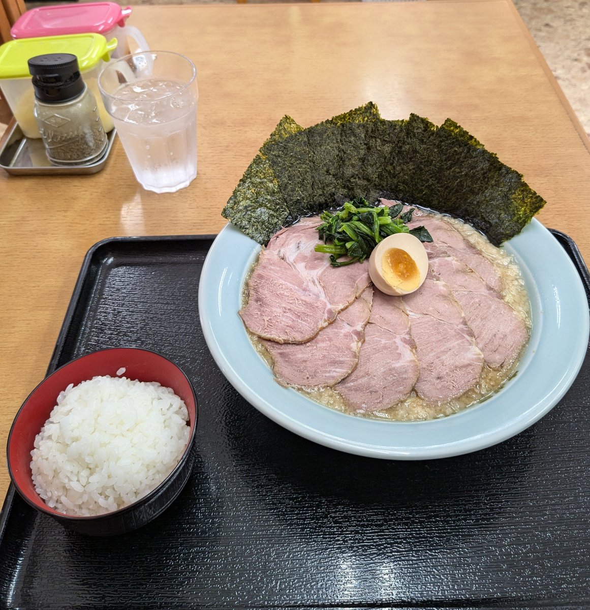 swchi123's tweet photo. 欲望の赴くまま券売機と戯れれば　1,800円なり　生卵あれは言う事なし https://t.co/NvHXYRhJw3