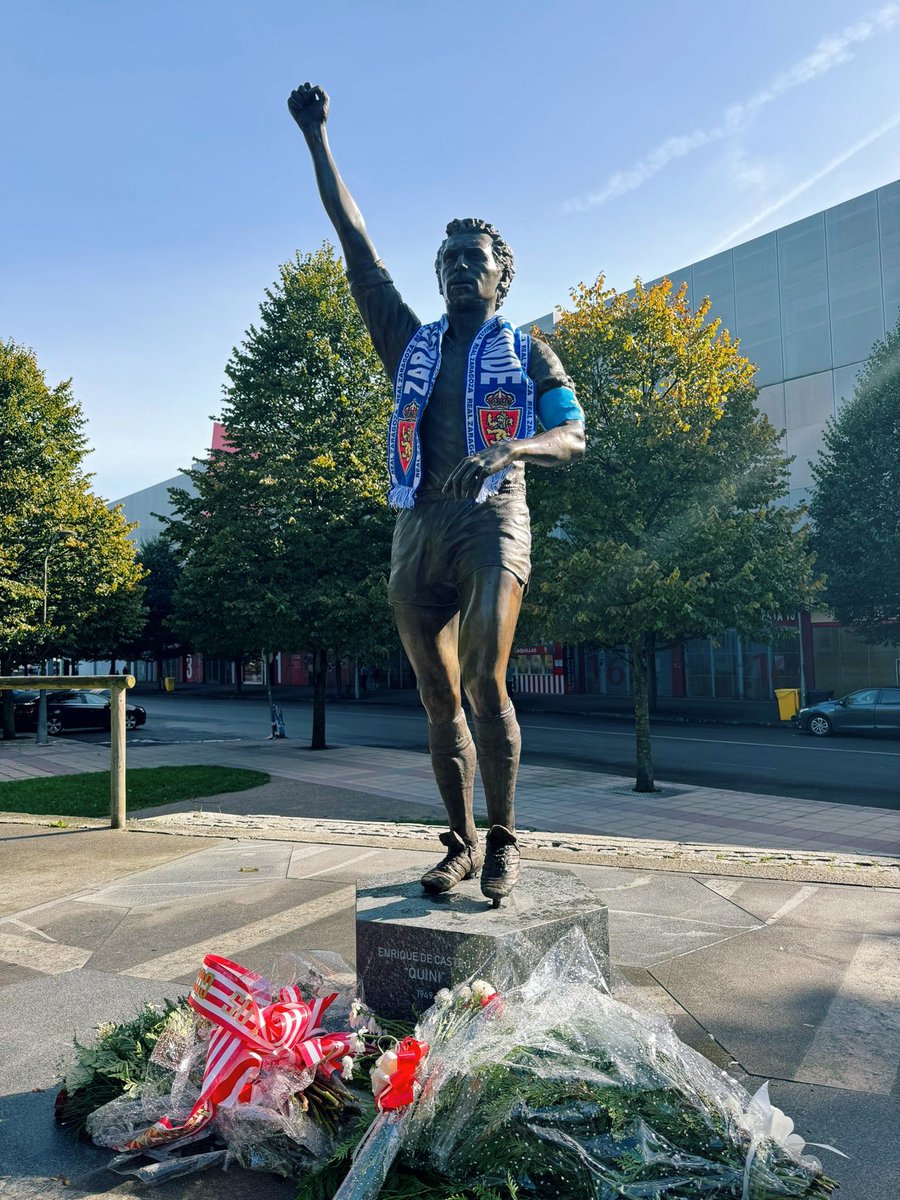Leyenda del fútbol español 

Siempre querido por todos 

En Zaragoza no te olvidamos 

Eterno, Quini