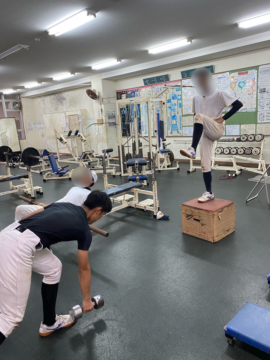 nahanishibbc's tweet photo. 「土台から」
秋季大会後、選手たちと改めて土台（肩関節や股関節の可動域、身体の使い方）の大切さを確認しました。

ウエイトトレーニングの他に、回旋や捻りといった基本動作の確認、リズム、バランスなど土台作りを大切に成長に繋げます。

#那覇西高校野球部
#那覇西BLAZERS https://t.co/kd6spC05Ac