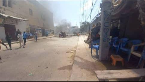 abbasdubbad's tweet photo. A car packed with explosives detonated near a busy restaurant, located behind the mother's house (Guriga Hooyooyinka). 

The restaurant, called Geel Doox, was bustling with activity. 

Several casualties have been reported. https://t.co/OyWuOpnGlT