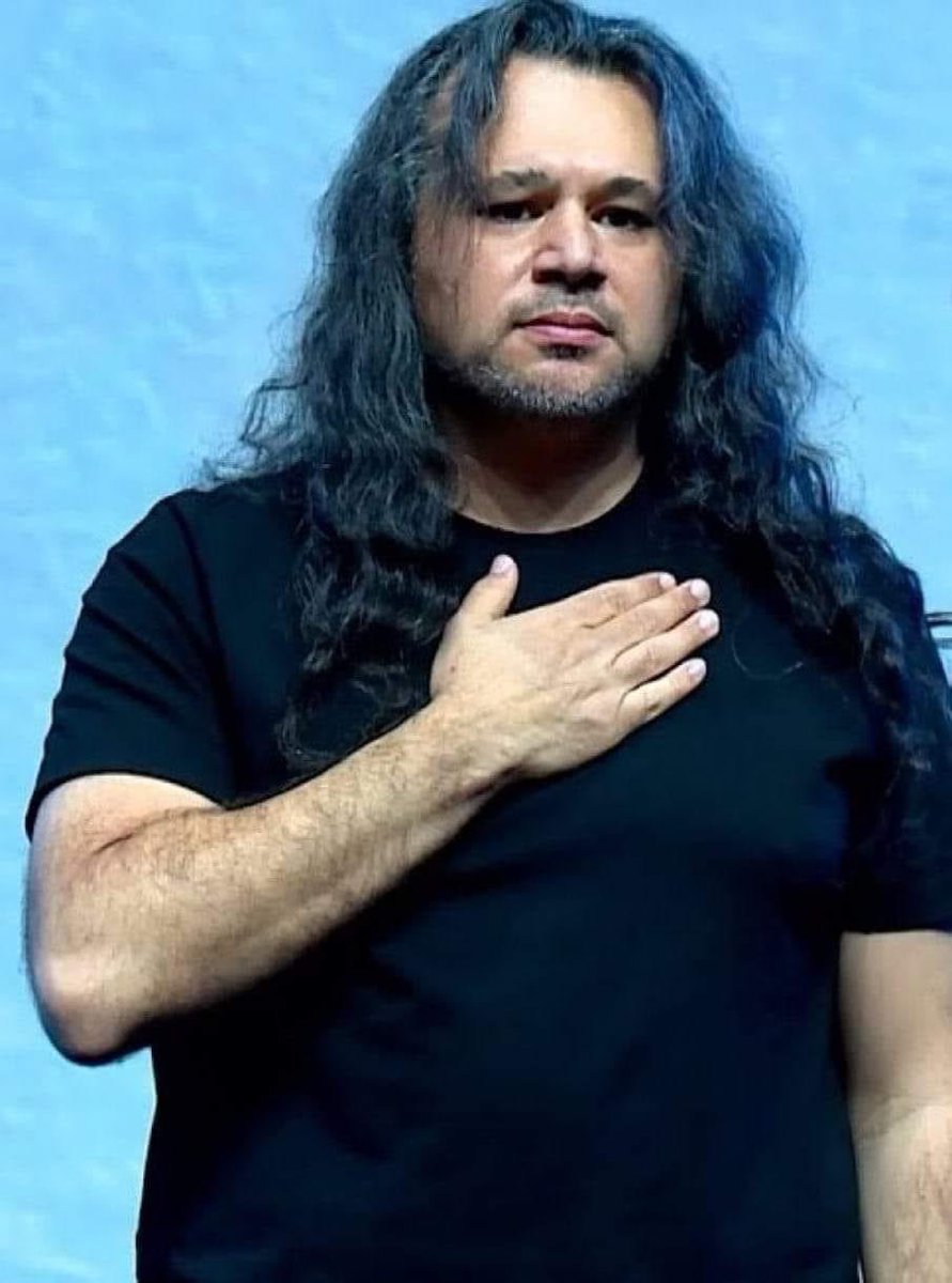 البرغوث تميم البرغوثي:

قالوا بأن (برغوثًا) شتم بني أمية
كيف ذلك... ؟
هل خانك اللفظُ أم خانك الشرف
أم أنّ البراغيثُ من أوصافها القرف؟