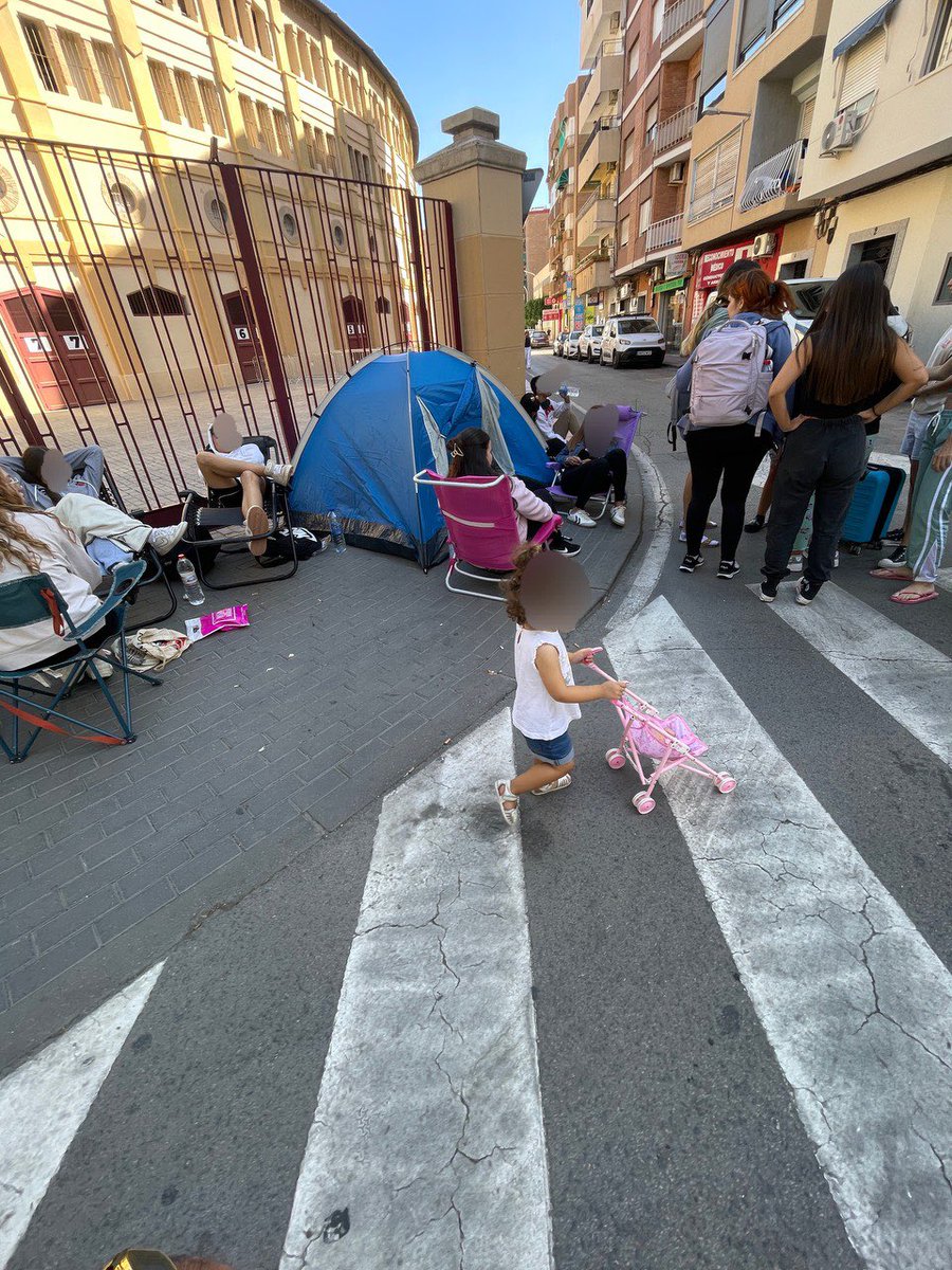 BarrioSinRuidos's tweet photo. Acampadas 2 días antes del concierto bloqueando la vía publica. Esto en cada concierto, este año ya vamos por 24. La plaza de toros NO ES UN RECINTO ADECUADO para estos eventos. @AytoMurcia @laverdad_es @LaOpinionMurcia @ANMR_Murcia @DefensorPuebloE @regiondemurcia @la7tele. https://t.co/FVUAGAk7Yb