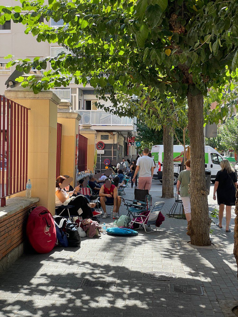 BarrioSinRuidos's tweet photo. Acampadas 2 días antes del concierto bloqueando la vía publica. Esto en cada concierto, este año ya vamos por 24. La plaza de toros NO ES UN RECINTO ADECUADO para estos eventos. @AytoMurcia @laverdad_es @LaOpinionMurcia @ANMR_Murcia @DefensorPuebloE @regiondemurcia @la7tele. https://t.co/FVUAGAk7Yb
