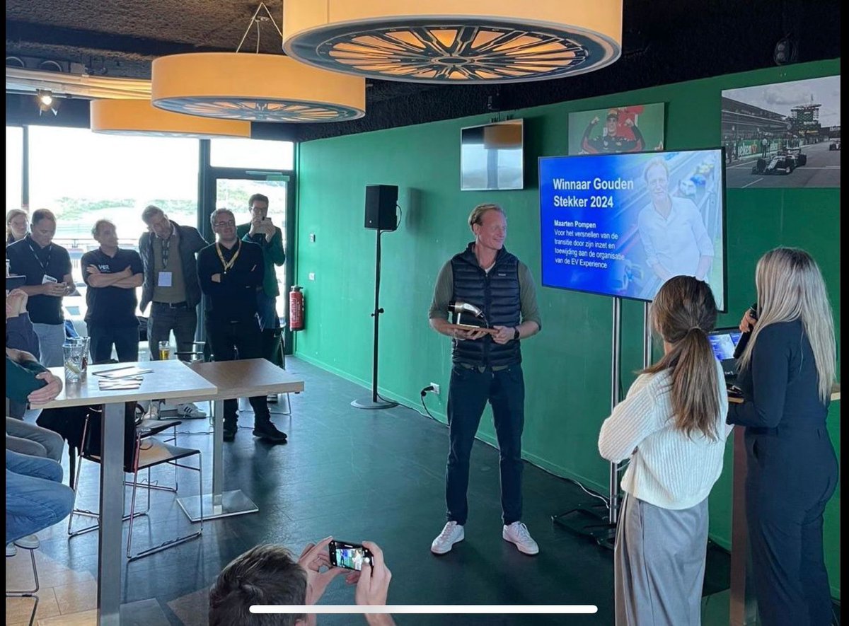 MaartenvBiezen's tweet photo. Gouden stekker 2024 van @evrijders gaat naar Maarten Pompen, organisator van de weergaloze jaarlijkse #EVexperience op Zandvoort. Het grootste EV proefritspectakel van Nederland. #EV4ALL https://t.co/nr0TaWnwld
