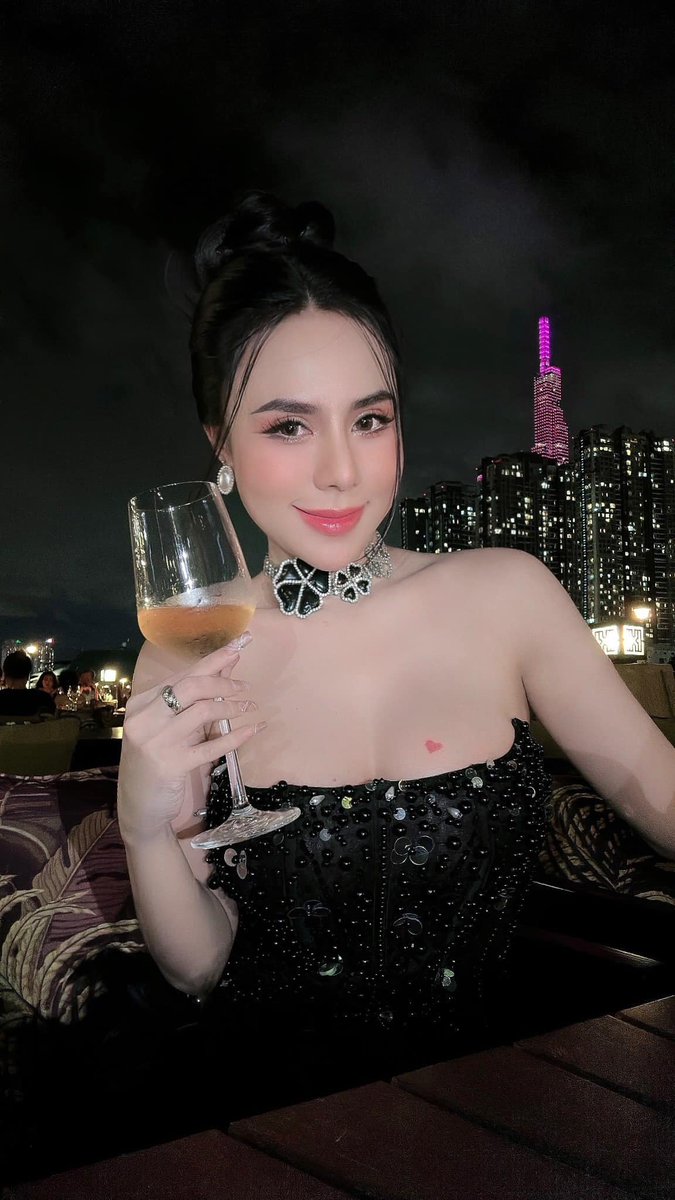GordonMary550's tweet photo. Anh uống rượu làm gì
Nhìn em một tí kiểu gì chả say https://t.co/iexVSqoUwq