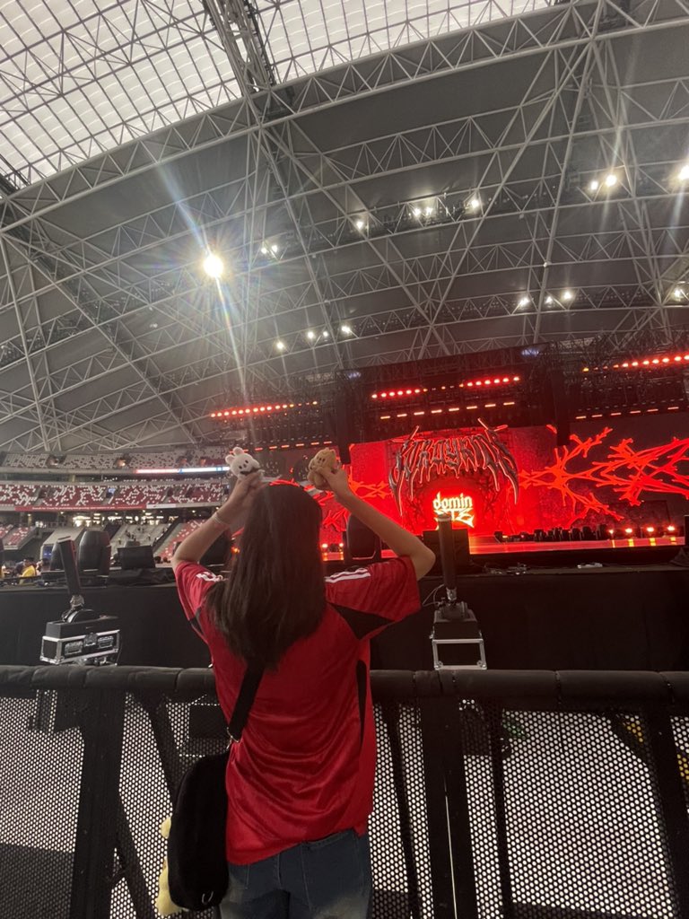 deicalza's tweet photo. (kita suporter emyu) dan juga minsungers ready to DominATE Singapore ❤️‍🔥

#soundcheckVIP
#dominATE_SINGAPORE #dominATE_in_Singapore https://t.co/PmNGkaHZQu