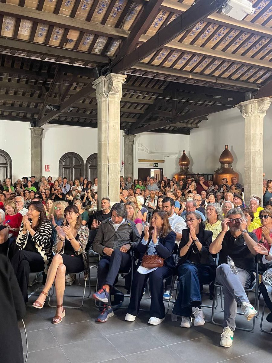 LauraBorras's tweet photo. La Sala 1 d’Octubre de l’Espai Calisay d’Arenys plena de gom a gom en els actes de @Som1O_ del @ConsellRep . Primer parlant de llengua, d’internacionalització i exili, després presentant l’exposició 1O i en l’acte central amb el MHP @KRLS i els HC @toni_comin i @LluisPuigGordi . https://t.co/TZUdId0IYP