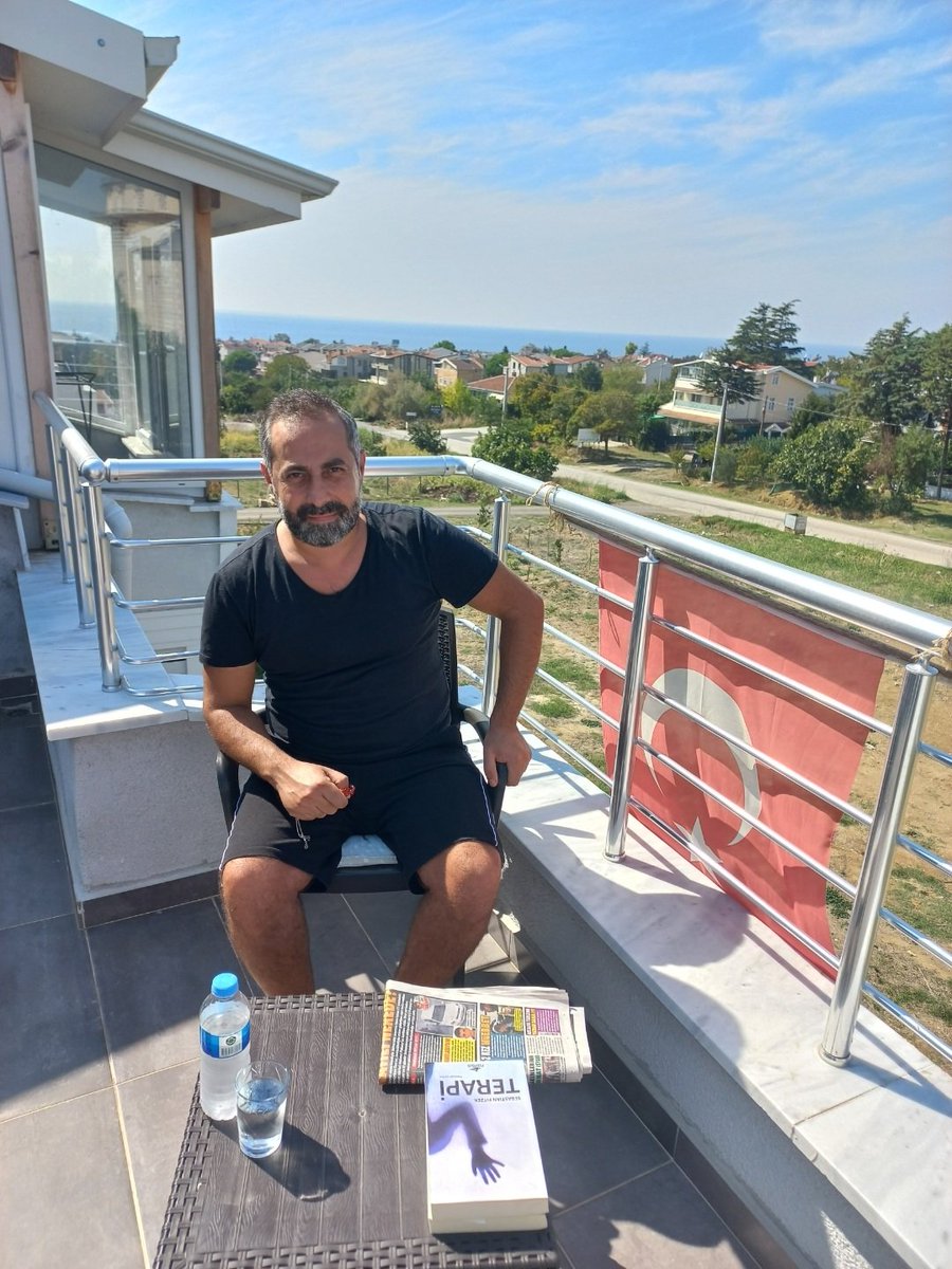 Bazen akışına bırakmak gerekir;yaprakları, suyu,mevsimleri.Olayları,insanları.
Ve bekleyip görmek gerekir sonuçları...
Hayırlı günler dilerim.