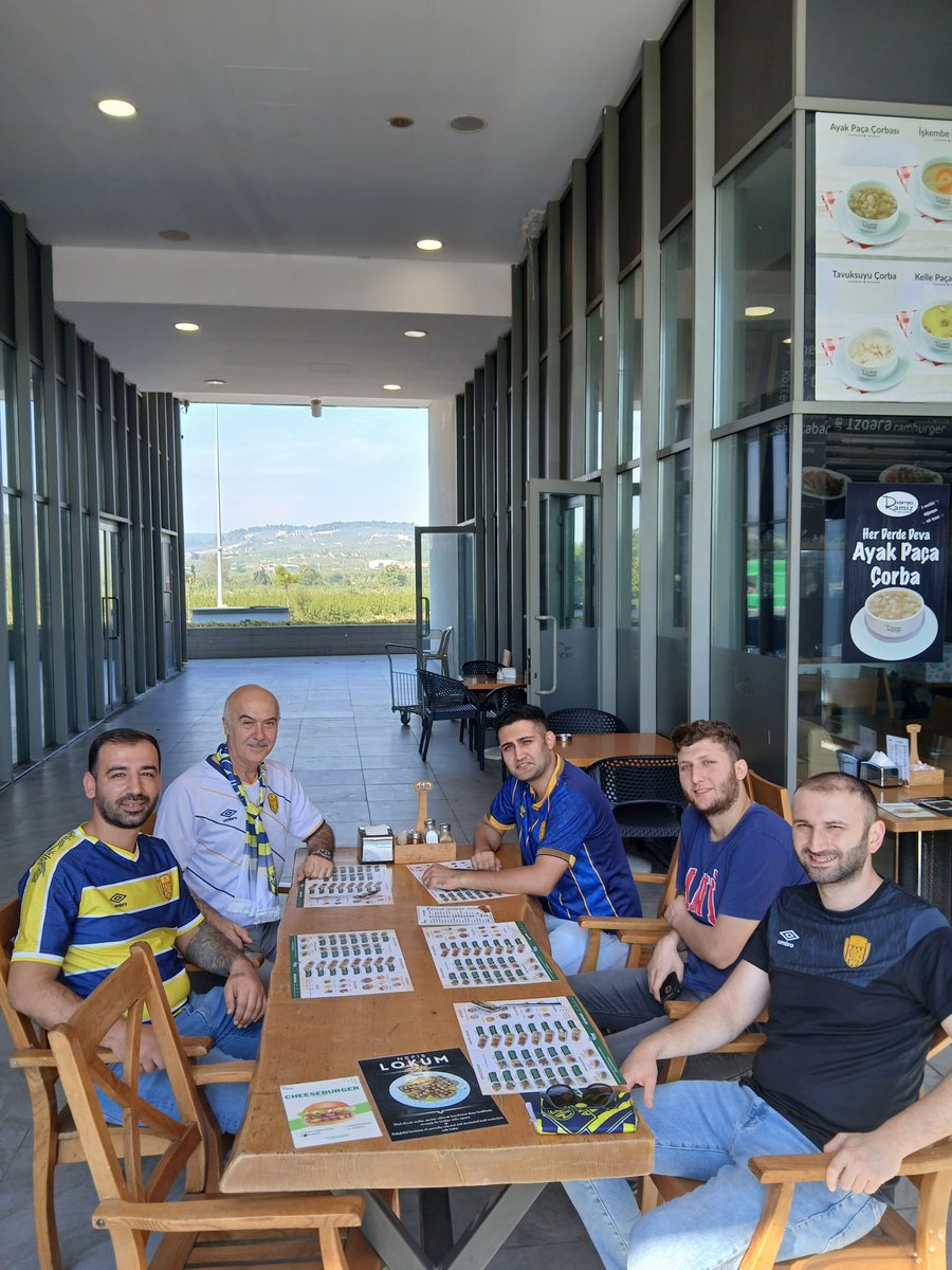 Bu maçtan çok umutluyuz inşallah İstanbula neşeli döneriz. 💛💙