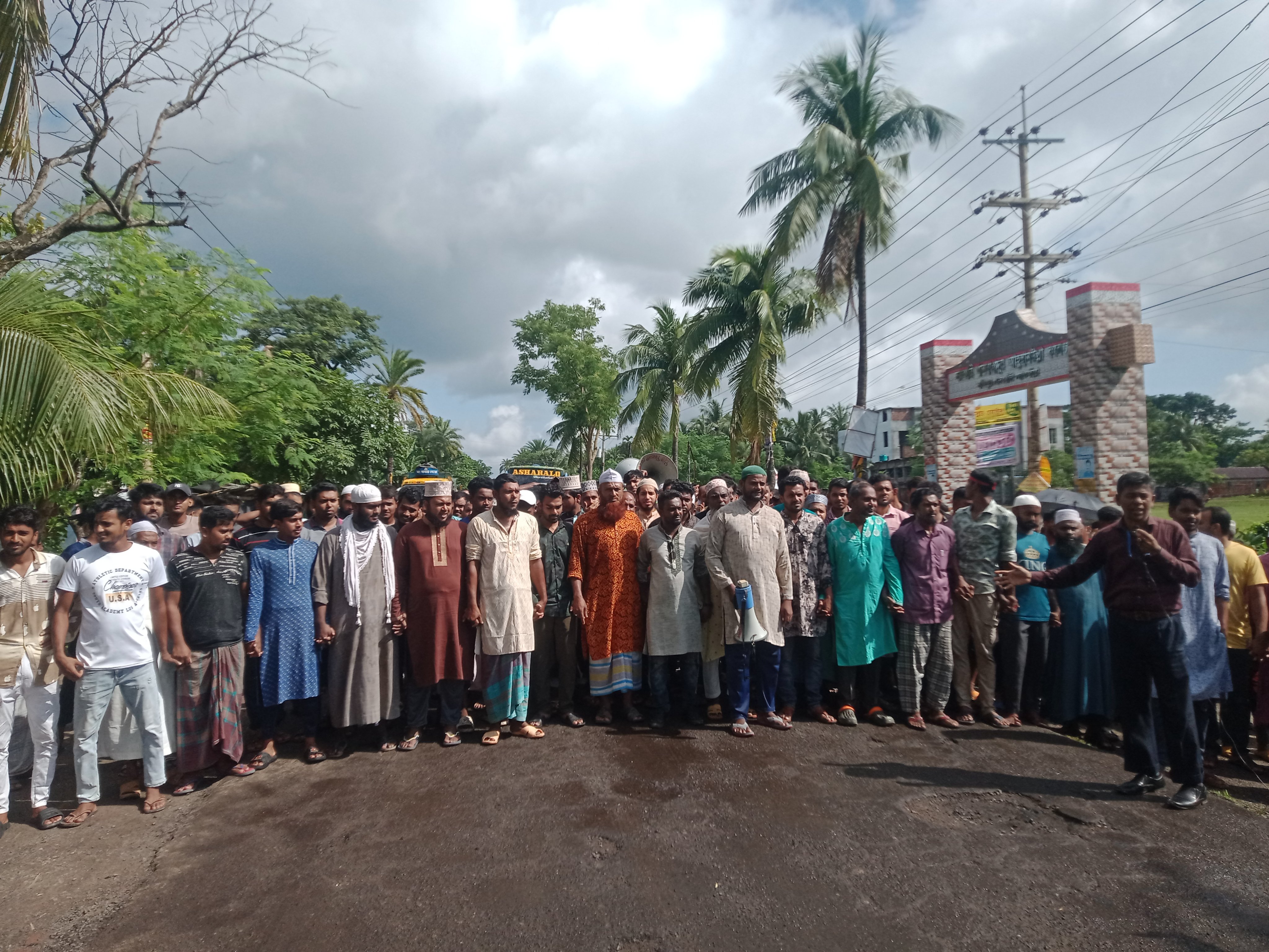 সাতক্ষীরার দেবহাটায় মহানবীকে কর্টুক্তির প্রতিবাদে বিক্ষোভ মিছিল