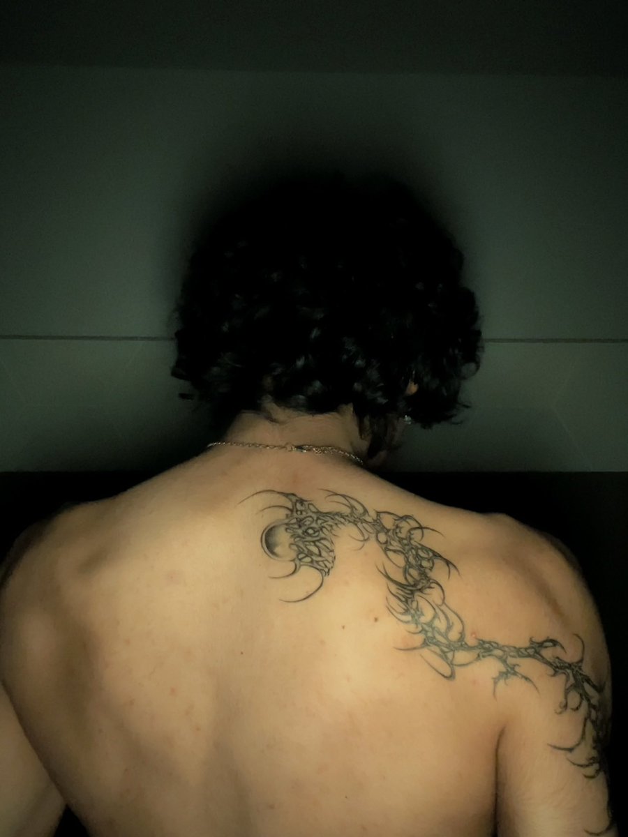 treyha0's tweet photo. Finished the tattoo https://t.co/Cqs9U2hKmu