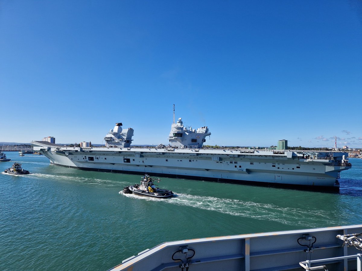 HMS Queen Elizabeth tweet media