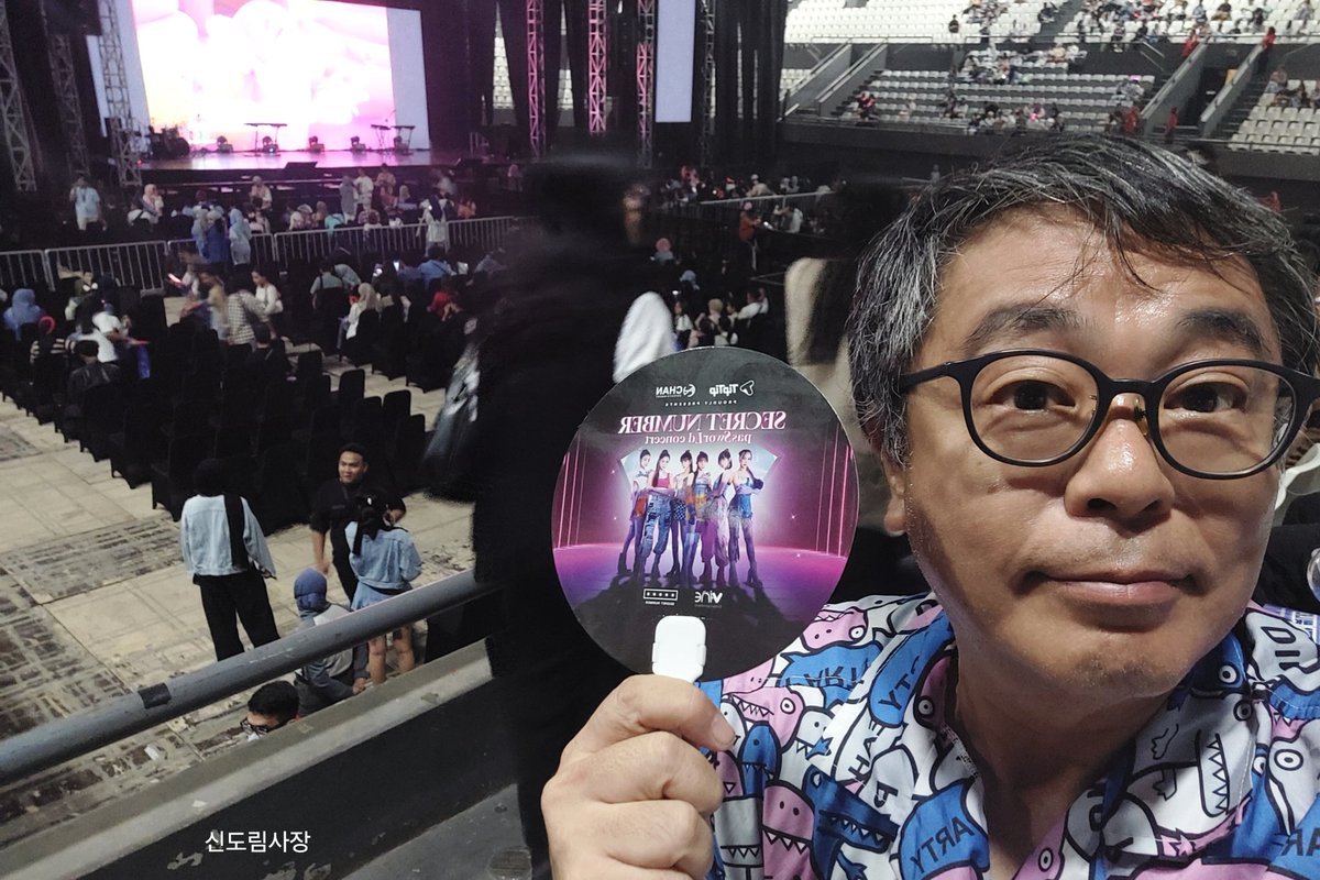 154_iko's tweet photo. この会場に日本人はレア레아と私だけか？

SECRET NUMBER 시크릿넘버
pasSworLd Concert
Tennis Indoor Senayan
Jakarta Indonesia

#SecretNumber #시크릿넘버 https://t.co/P0sxi7qNF0