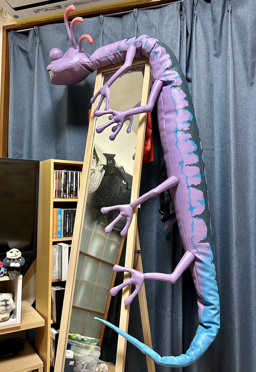 ars369's tweet photo. ランドール完成したよ！！🥳🥳
2mちょっとあるので置く場所に困ってとりあえず姿見に引っかけてる！
手縫い下手くそ芸人なので手縫いした所はガッタガタだけど頑張った😂
改善点はいくつかあるもののちゃんとランドールと分かるできになって良かった😂
ランドール背負って🏰に遊びに行く🥳 https://t.co/f3LjiVuYCH
