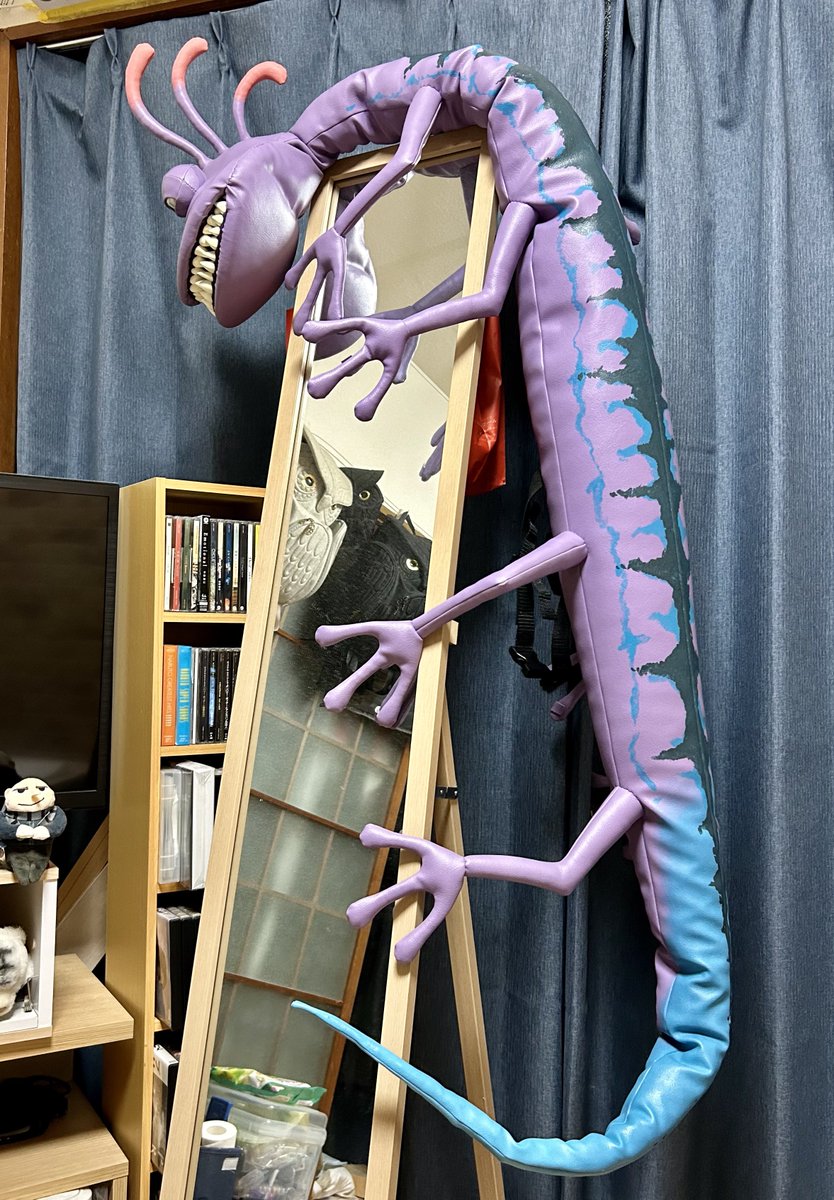 ars369's tweet photo. ランドール完成したよ！！🥳🥳
2mちょっとあるので置く場所に困ってとりあえず姿見に引っかけてる！
手縫い下手くそ芸人なので手縫いした所はガッタガタだけど頑張った😂
改善点はいくつかあるもののちゃんとランドールと分かるできになって良かった😂
ランドール背負って🏰に遊びに行く🥳 https://t.co/f3LjiVuYCH