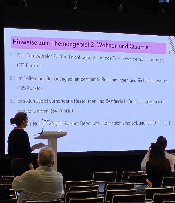 Heute vor einer Woche wurde das Ergebnis der Bürgerbeteiligung zum #Tempelhoferfeld von #Nexus bekannt gegeben.
Das hat nur 3,5 Millionen € gekostet.
Von <a href="/kaiwegner/">Kai Wegner</a> und #Gäbler ist seit dem nichts zu hören!
Wie lächerlich macht sich <a href="/RegBerlin/">Senatskanzlei Berlin</a> noch?🫣