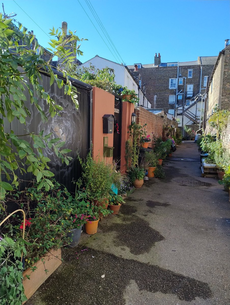 Found #SpencerWalk, nice to see the community coming together to improve what used to be a fly tipping alley way #Ramsgate