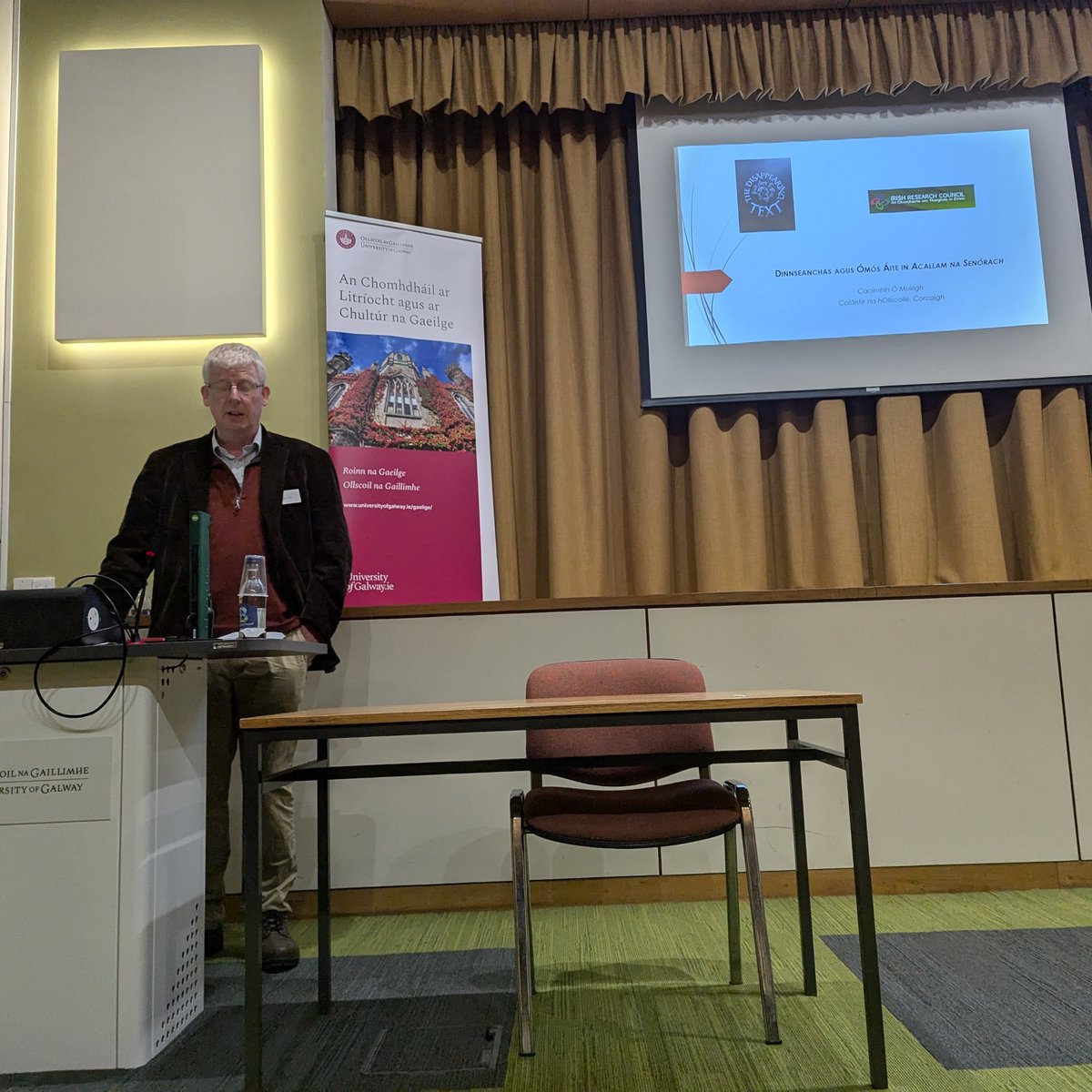 An Dr Caoimhín Ó Muirí ó <a href="/uccsmghaeilge/">Dept of Early and Medieval Irish, UCC</a>  ag tabhairt aoiléachta anois ag #Comhdháil 2024 ar dhinnseanchas agus ómós áite in Acallam na Senórach.