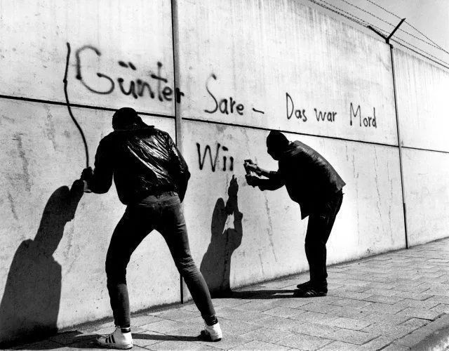 September 1985: Nach dem Tod von Günter Sare kommt es zu wütenden Proteste mit rund 2 Millionen DM Sachschaden in Frankfurt/Main. Darauf folgte ein auferlegtes Demoverbot in der Stadt. Die Besatzung des Wasserwerfers wurde übrigens beim späteren Prozess freigesprochen.