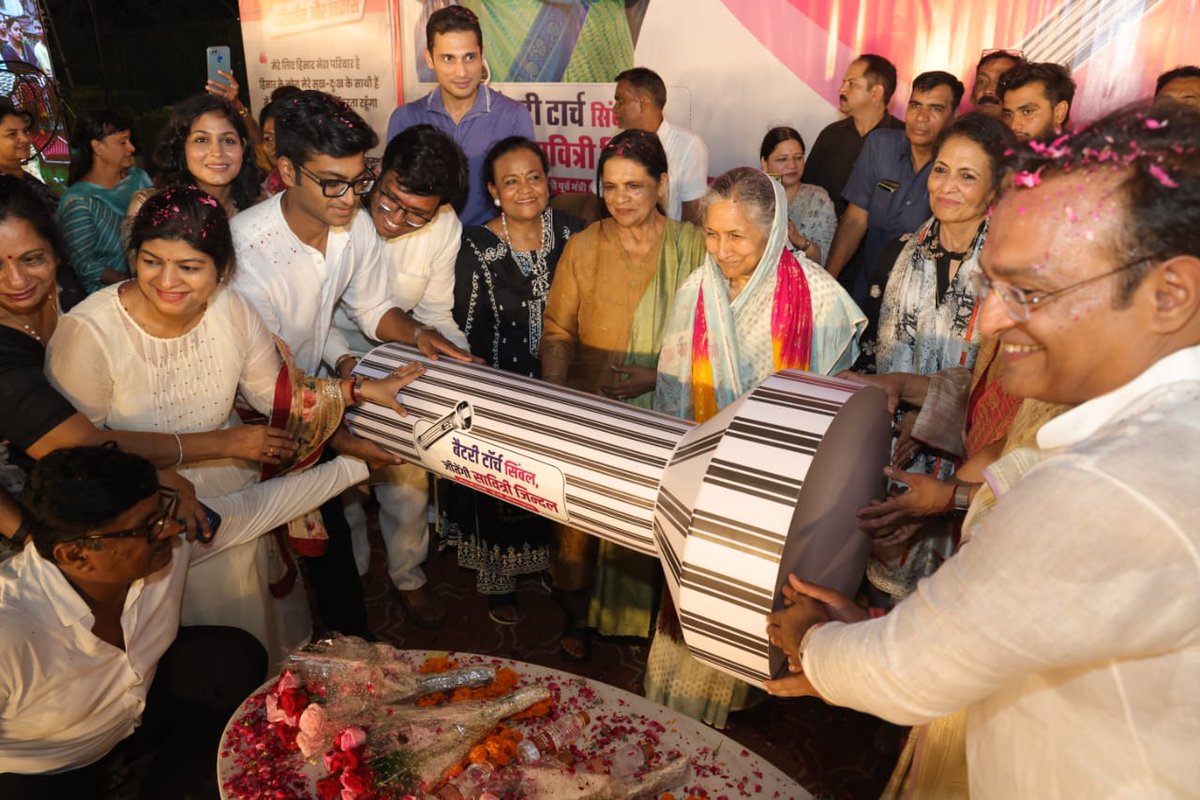 मतदान से एक हफ्ते पहले ही आप सभी ने हिसार की जीत सुनिश्चित कर दी है। देर रात को शीश महल की जनसभा में उमड़ा यह जनसैलाब और आप सभी का असीम स्नेह और समर्थन यह स्पष्ट करता है कि हिसार ने परिवर्तन और विकास का संकल्प ले लिया है।

हिसार का विश्वास, परिवर्तन और विकास।