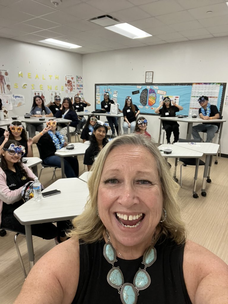 Teaching @channelviewisd  #HOSA students how digital marketing in healthcare is a great career option! Innovate Social Media #healthcarecareers #HealthcareInnovation #digitalmarketing