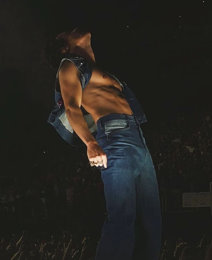 hrrylunaa's tweet image. body so tea of course he’s british