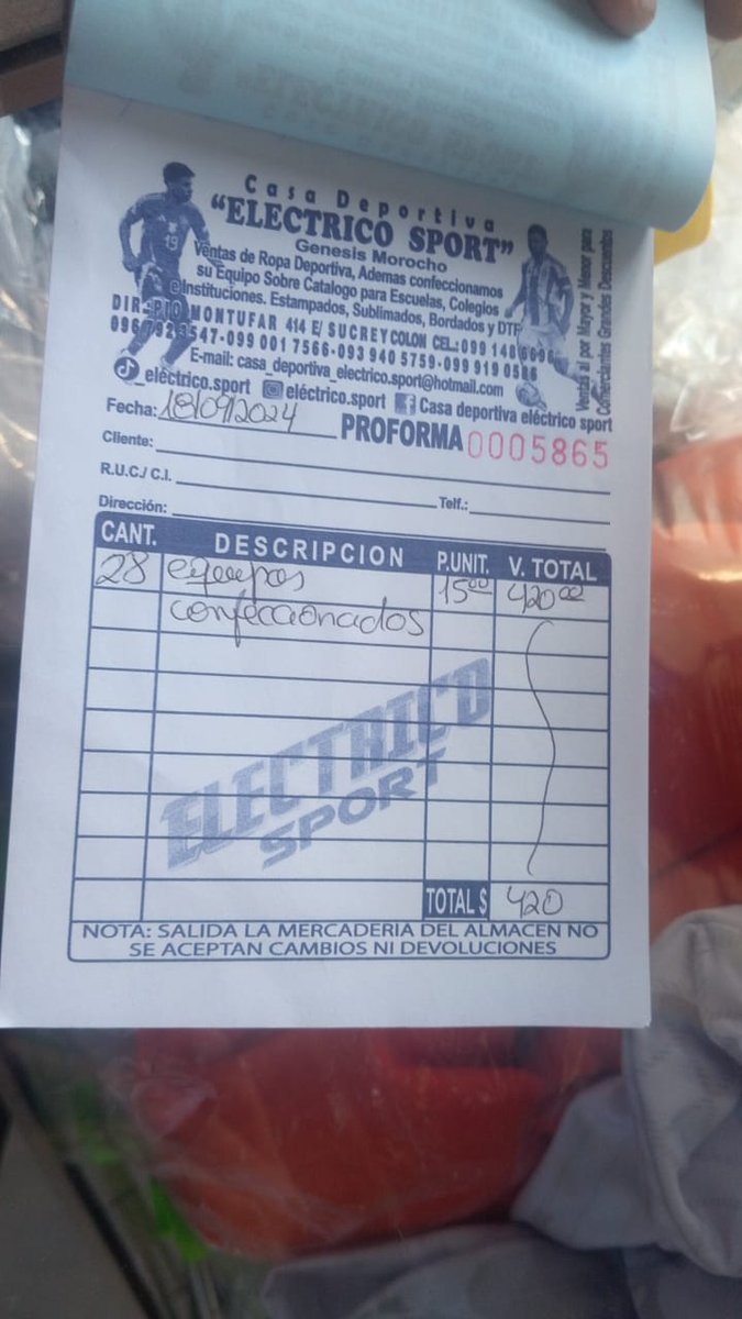 #DenunciaCiudadana
En este local por el mercado central dejaron confeccionado unos informes deportivos para entregar el dia jueves.
Al momento de ir a retirarlos no habían hecho nada, es una pena, había una inauguración de un campeonato y el equipo se quedó sin desfilar por la