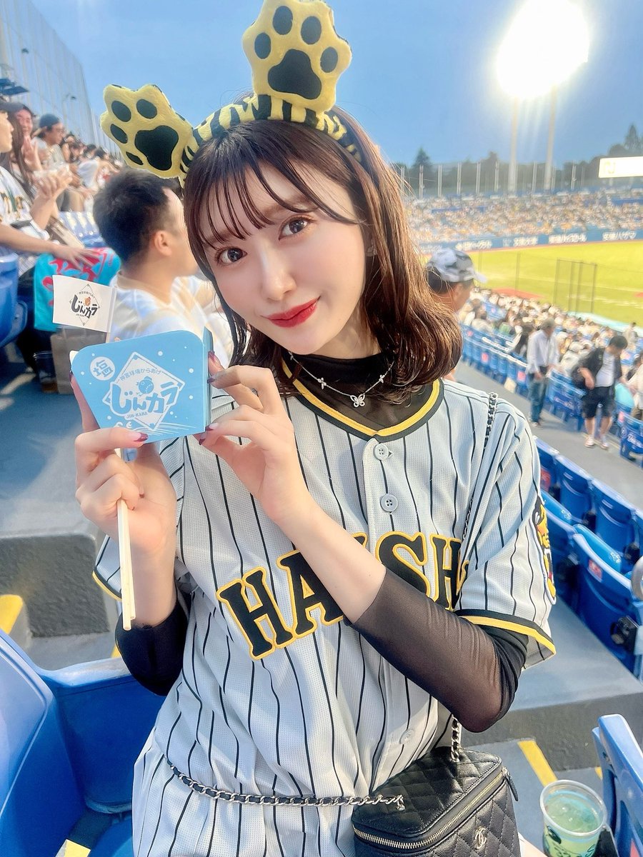 TittyChu's tweet photo. A.R.E？あれ？あれれ？🐯
神宮観戦してきた📣⚾️
どれが好き？💛ꕀ ˜˷

#神宮球場 #明治神宮球場 #阪神タイガース #野球女子 #ユニフォーム女子 #タイガース #プロ野球 #hanshintigers #tigers #阪神 #baseball #野球好き #野球好きな人と繋がりたい #野球観戦 #野球場 https://t.co/BNa9BfDo3a