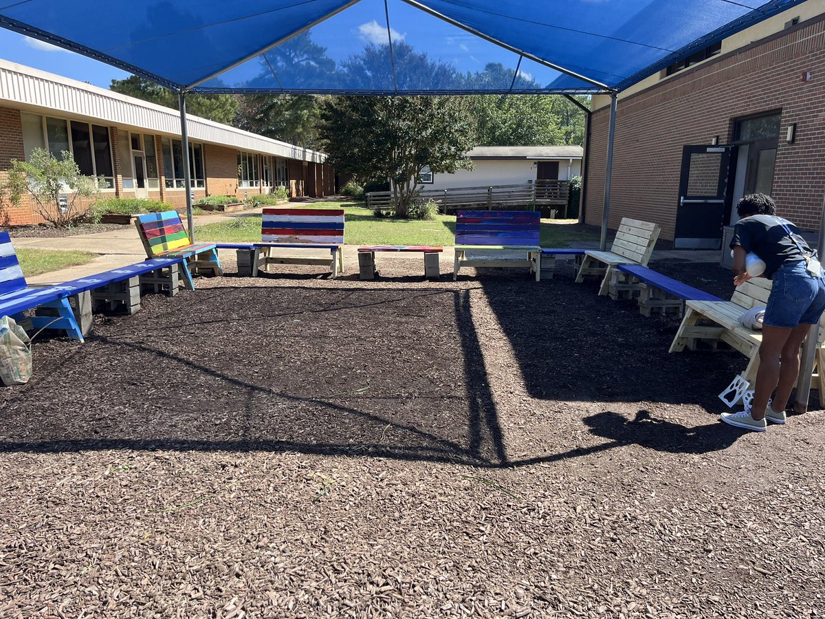 BriarcliffES's tweet photo. What an amazing day building benches, painting, and building our fairy garden at BES! https://t.co/12PVA7NBSG