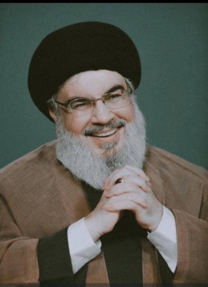 كُنَّا نراهُ شهيداً قبل مقتلهِ
فكُلُّ أوصافهِ من عالَمِ الشهداء 

نورٌ، يقين، شموخٌ، عزةٌ، ثِقةٌ
طُهرٌ، خُشوعٌ، سخاءٌ، رحمةٌ ونَدى

يفيضُ وعياً وقُرآناً لأُمَّتِهِ
كأنَّهُ من سنى آياتِهِ وُجِدَا