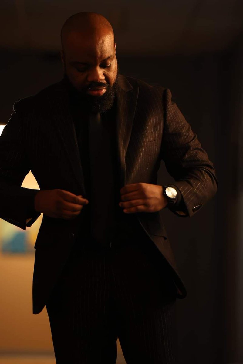 SMH_ATELIER's tweet image. "Why do you need a variety of suits? Because life is too short to wear the same outfit to every 'I’m feeling fancy' occasion. 😎👔 #SuitUp #WardrobeGoals #SeanMHortonAtelier"