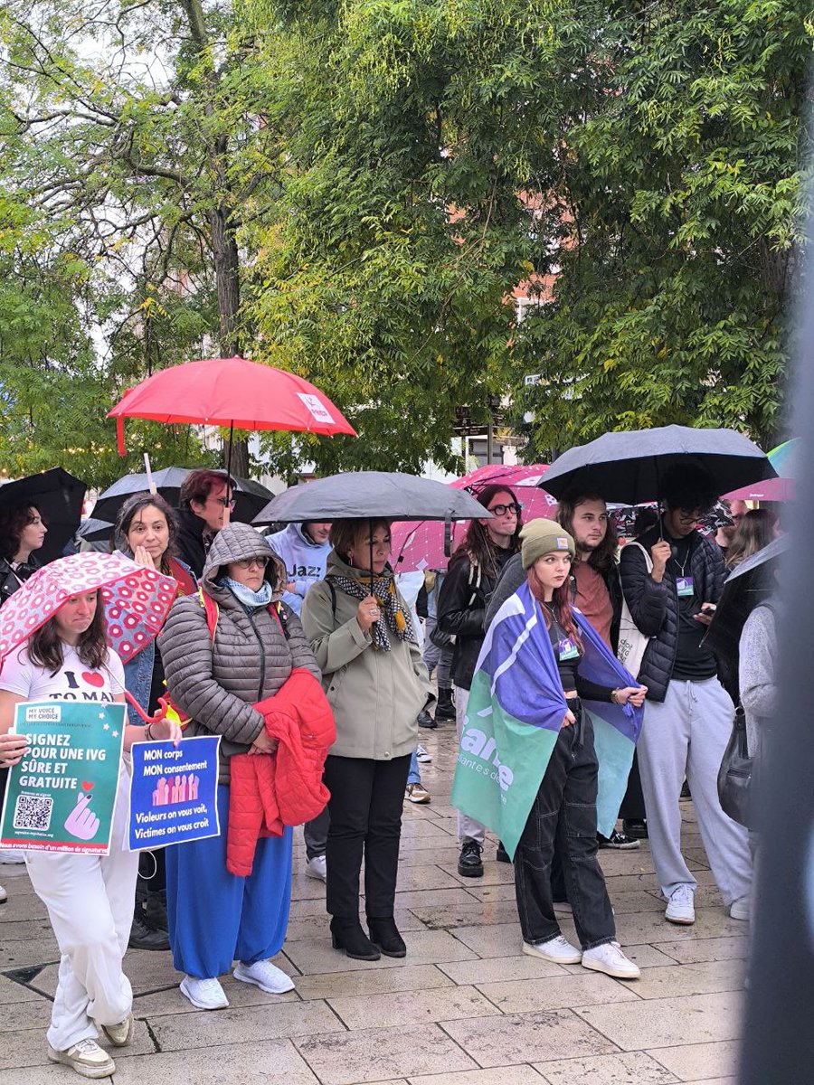 FranceInsoumise's tweet photo. 🟣 Aux côtés des associations, nos députées ont participé aux mobilisations pour défendre le droit à l'IVG.

Face à un gouvernement avec des ministres ayant voté contre sa constitutionnalisation, nous n'accepterons jamais aucun recul de ce droit fondamental, ici et partout. https://t.co/MpLyUWFpmt